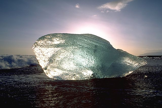 File:IceBlockNearJoekullsarlon.jpg