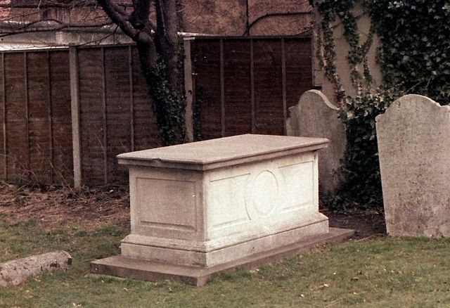 File:Halley Edmund grave.jpg