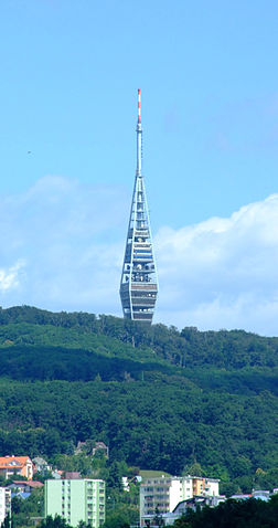 File:Bratislava, Staré Mesto, Slavín, pohled na vysílač Kamzík.jpg