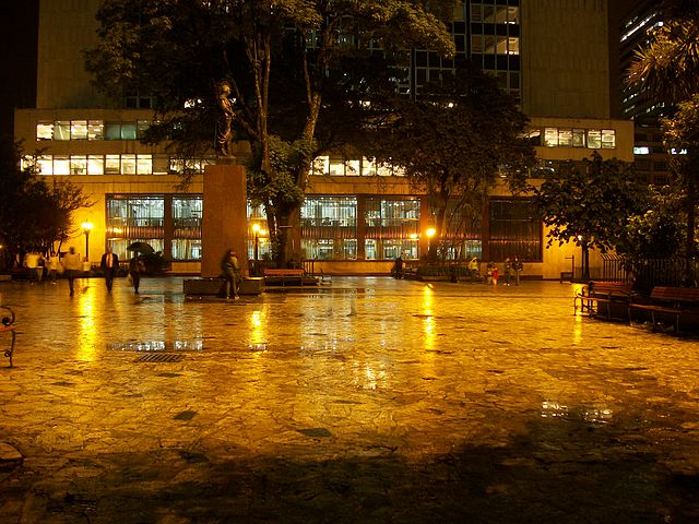 File:Parque Santander noche 2.JPG