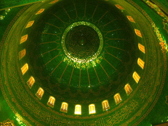 File:Bibi Heybat mosque 1.jpg