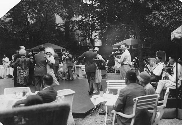 File:Bundesarchiv Bild 183-K0623-0502-001, Berlin, Tanztee im