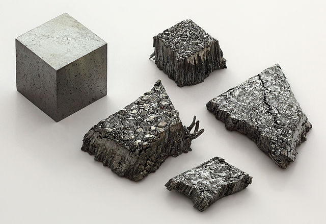 File:Lutetium sublimed dendritic and 1cm3 cube.jpg