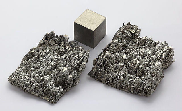 File:Scandium sublimed dendritic and 1cm3 cube.jpg
