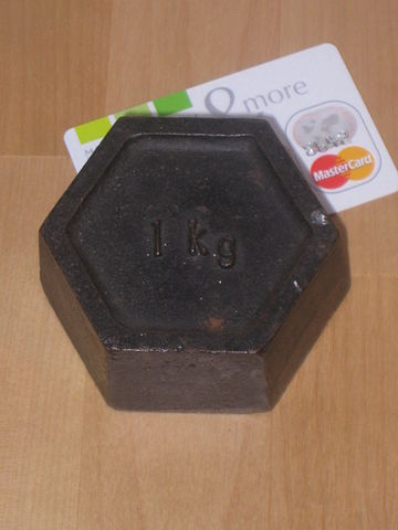 File:1kg with creditcard.JPG