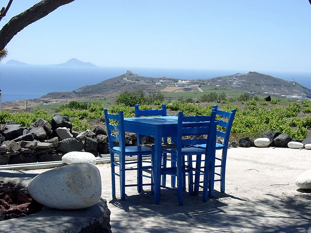 File:Café in Akrotiri.jpg