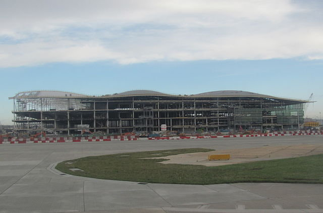 File:Construction à London Heathrow Airport.jpg