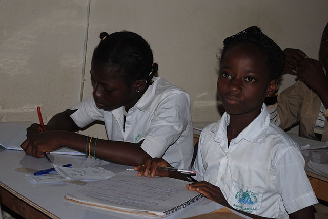 File:Collégiens en classe5.jpg