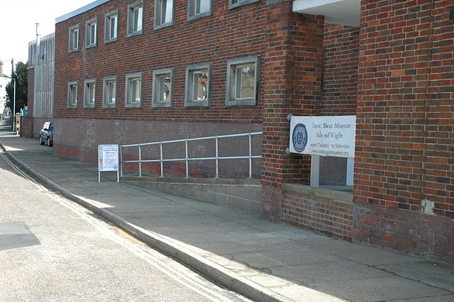 File:Museumentrancealbanyrd.jpg