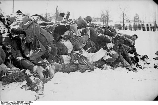 File:Bundesarchiv Bild 101I-004-3633-30A, Russland, Cholm, gefallene Rotarmisten.jpg