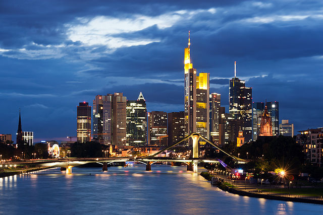 File:Frankfurt Am Main-Stadtansicht von der Deutschherrnbruecke am fruehen Abend-20110808.jpg