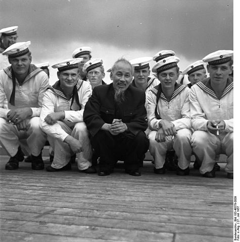 File:Bundesarchiv Bild 183-48579-0009, Stralsund, Ho Chi Minh mit Matrosen der NVA.jpg
