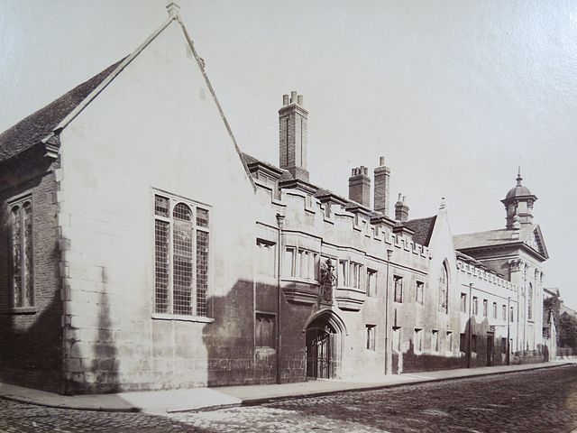 File:Cambridge University, Pembroke College from Trumpington Street, with Wren's chapel to the right.jpg