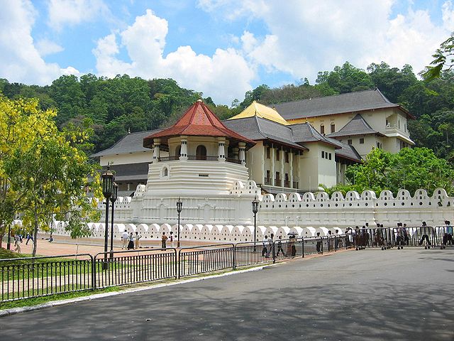 File:Zahntempel Kandy.jpg