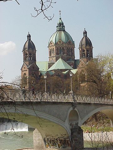 File:St. Lukas München mit Kabelsteg.jpg