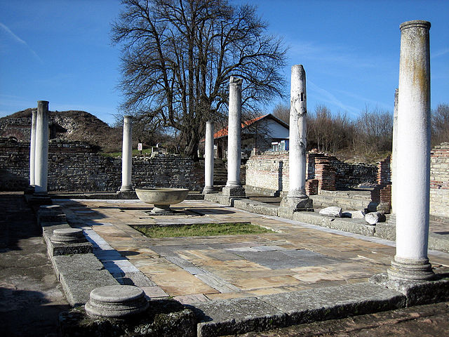 File:Romuliana peristyle.jpg